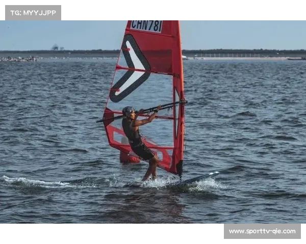 帆板运动安全新规实施 强制佩戴定位装置确保运动员安全